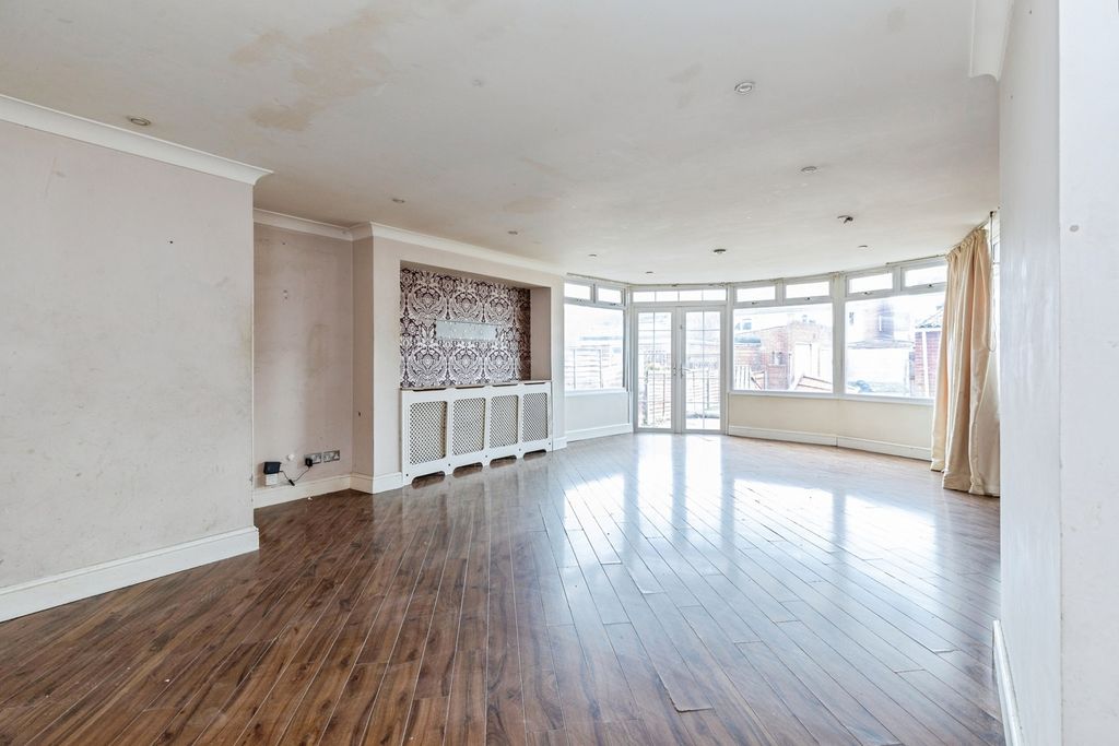 Property photo 3 of 16 Pbox-Img.Jpg