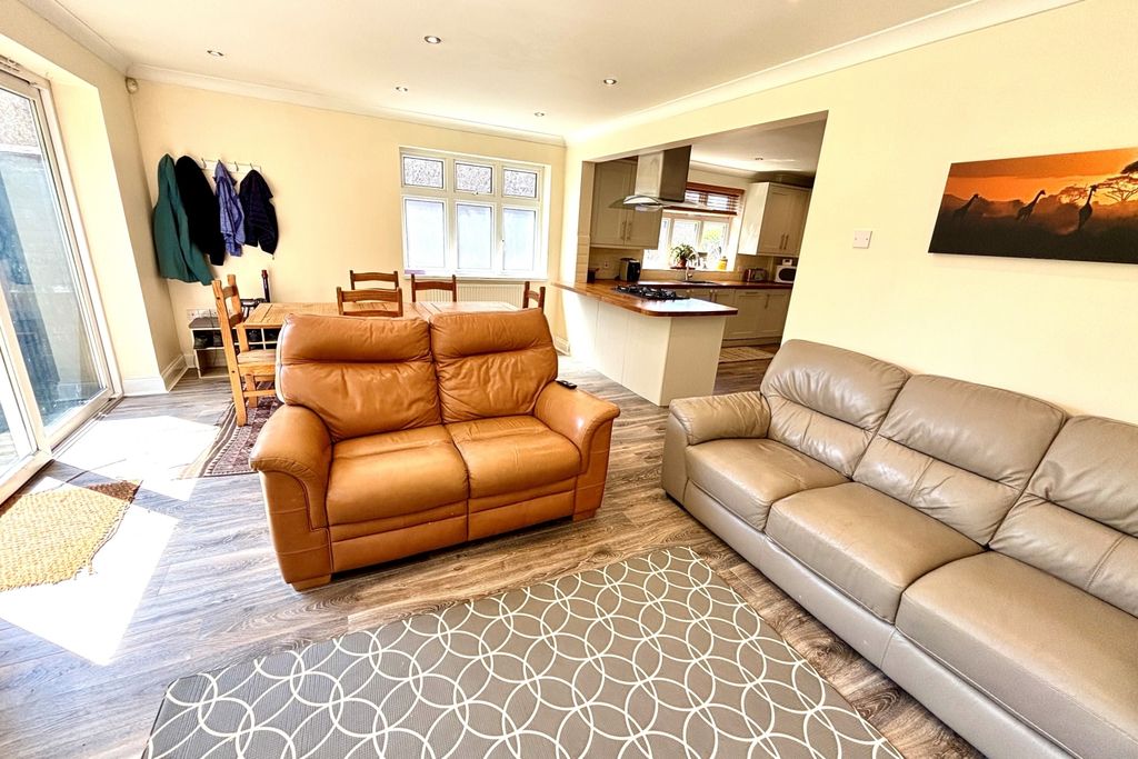 Property photo 3 of 16 Lounge 2