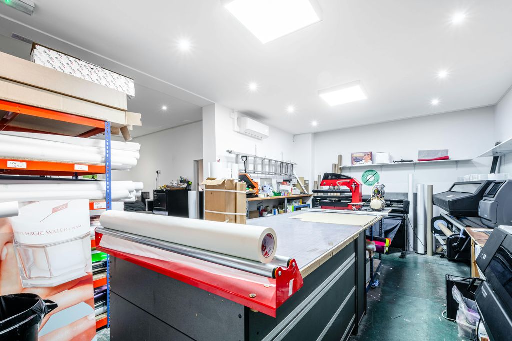 Property photo 2 of 8 Kingsland Rd 93 Gf  Low Res 3.Jpg