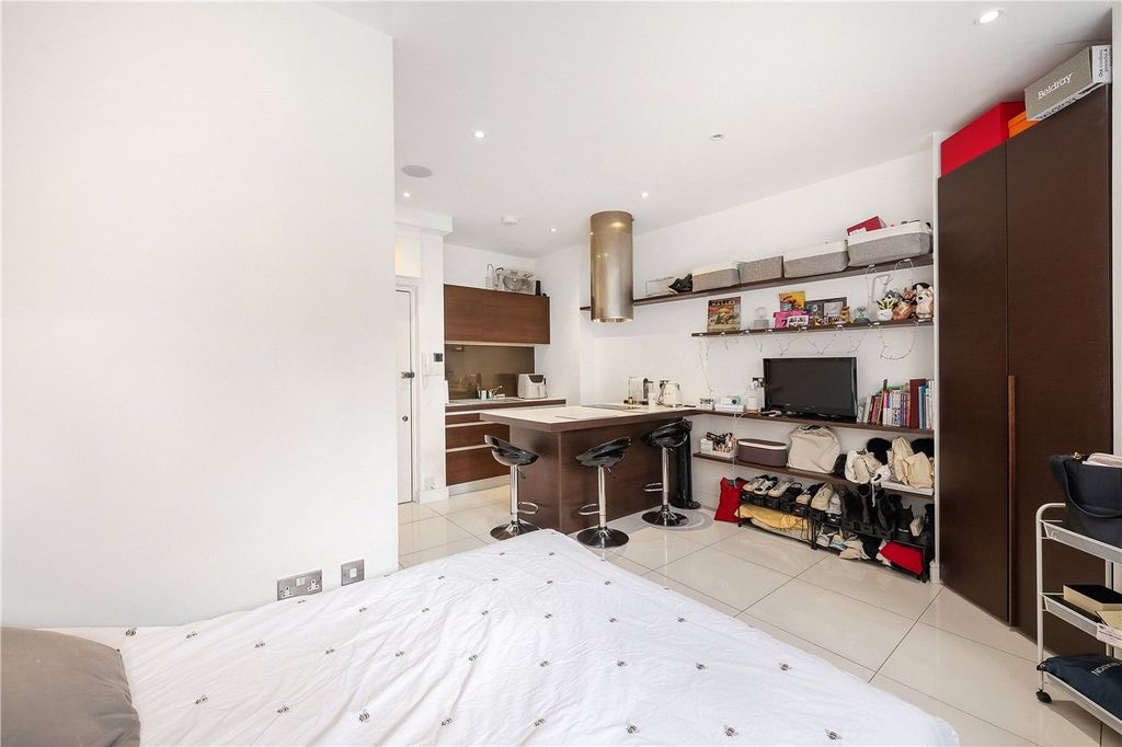 Property photo 3 of 10 Studio