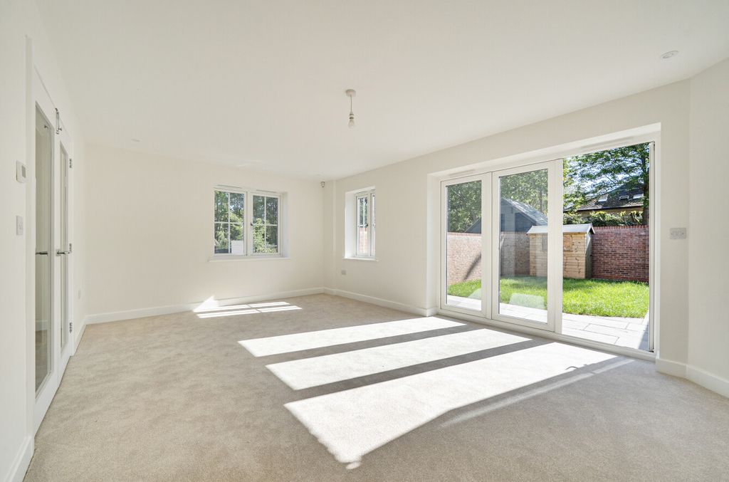 Property photo 3 of 8 1451175-7-69Ef90A...