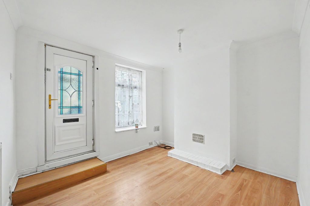 Property photo 2 of 15 5040724