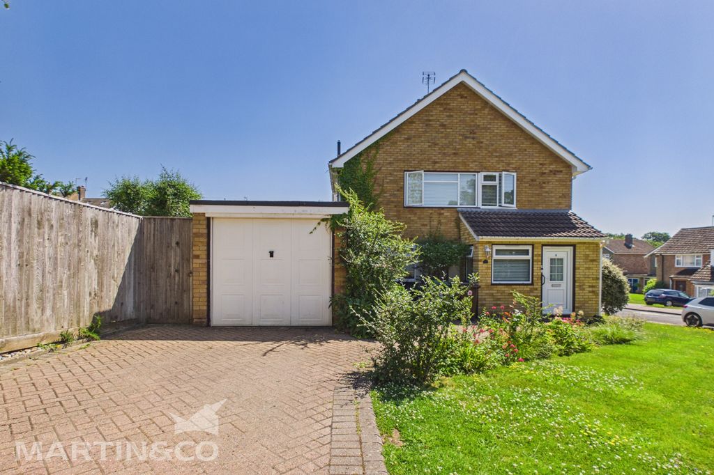 Property photo 3 of 16 Cam01953G0-Pr0174-Still014