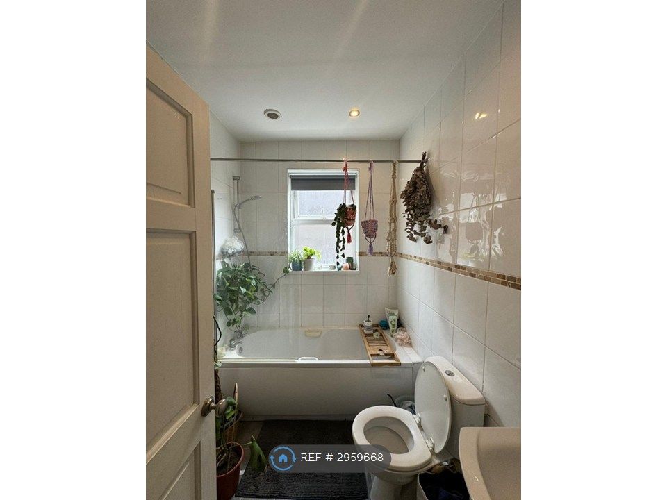Property photo 1 of 10 Bathroom