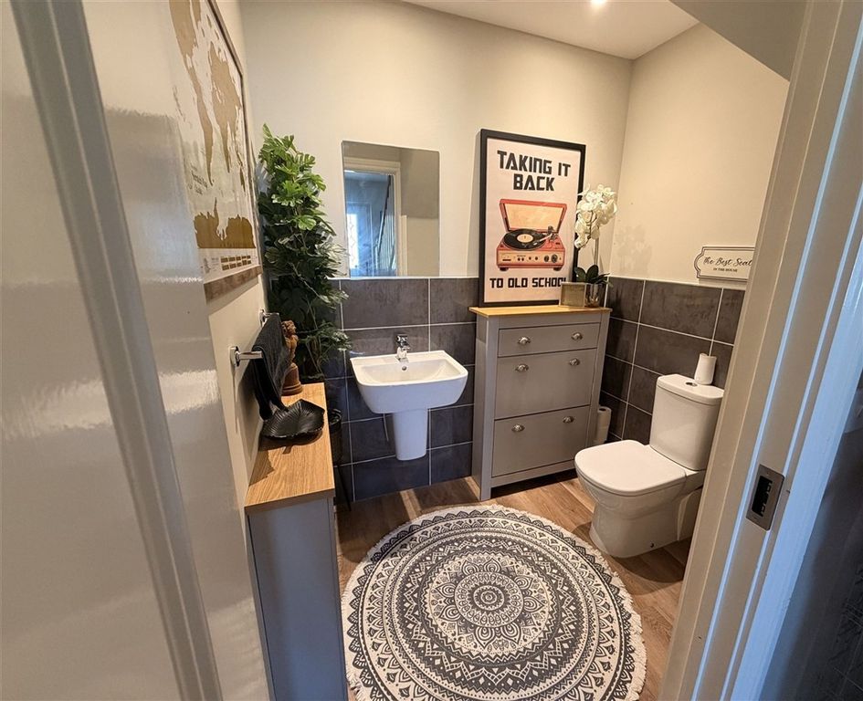 Property photo 3 of 11 Cloakroom