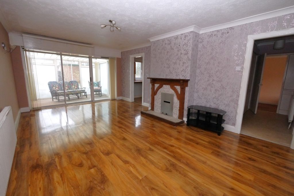 Property photo 2 of 10 Ernald Gardens - Lounge