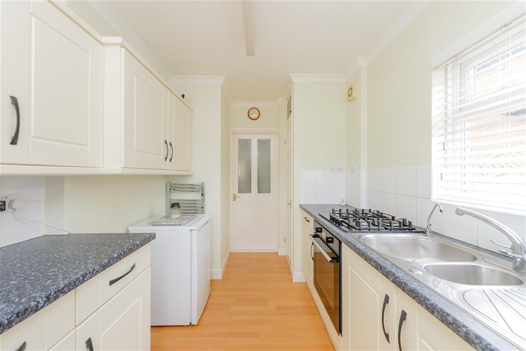 Property photo 3 of 10 Kitchen