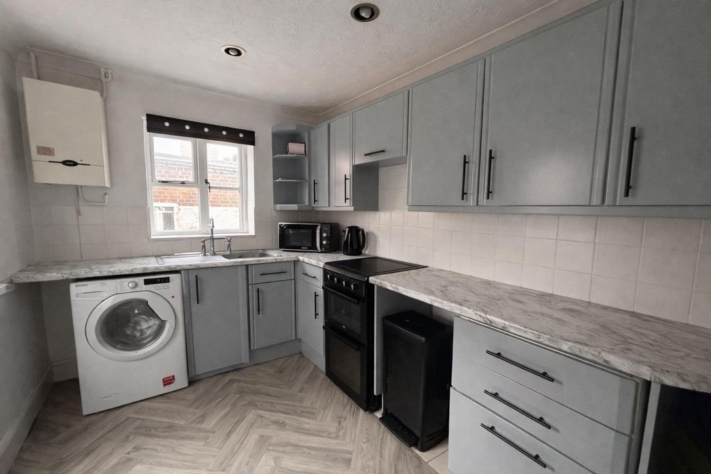 Property photo 1 of 10 Kitchen