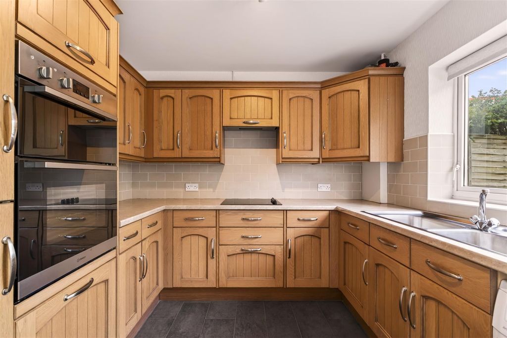 Property photo 3 of 29 For Sale By Aspire Residential | Singleton Crescen