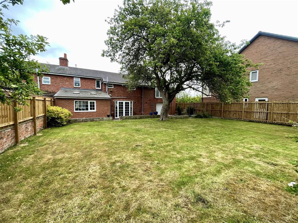 Property photo 1 of 18 Externally