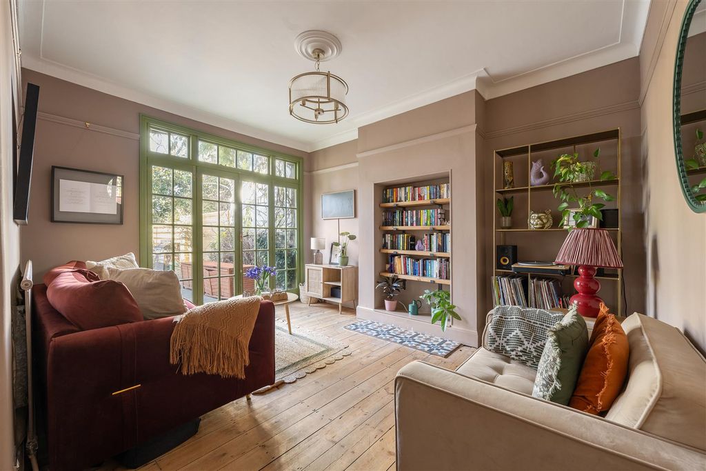 Property photo 3 of 44 Hale End Road, Ig8