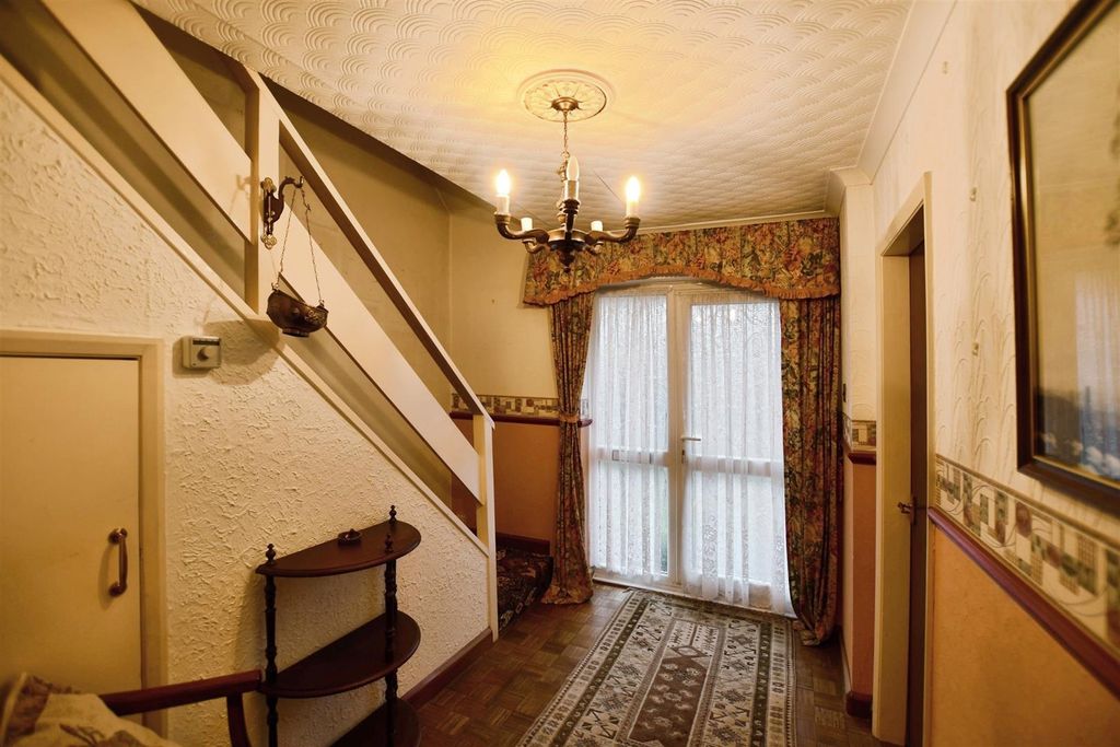 Property photo 2 of 22 Entrance Hall