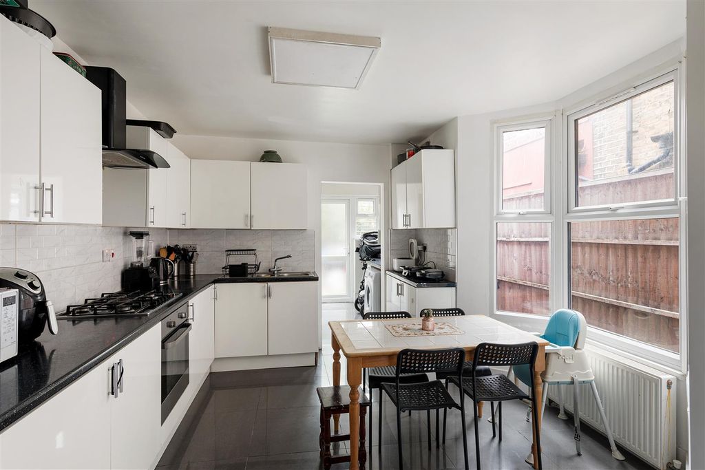 Property photo 2 of 16 Maryland Square E15