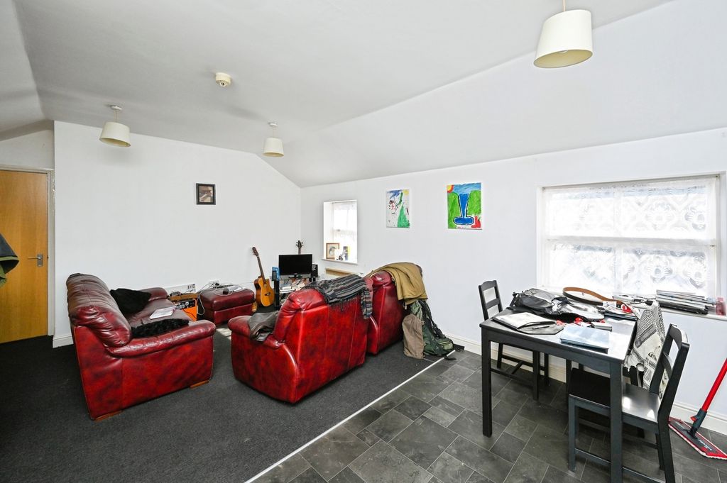 Property photo 3 of 13 Pbox-Img.Jpg