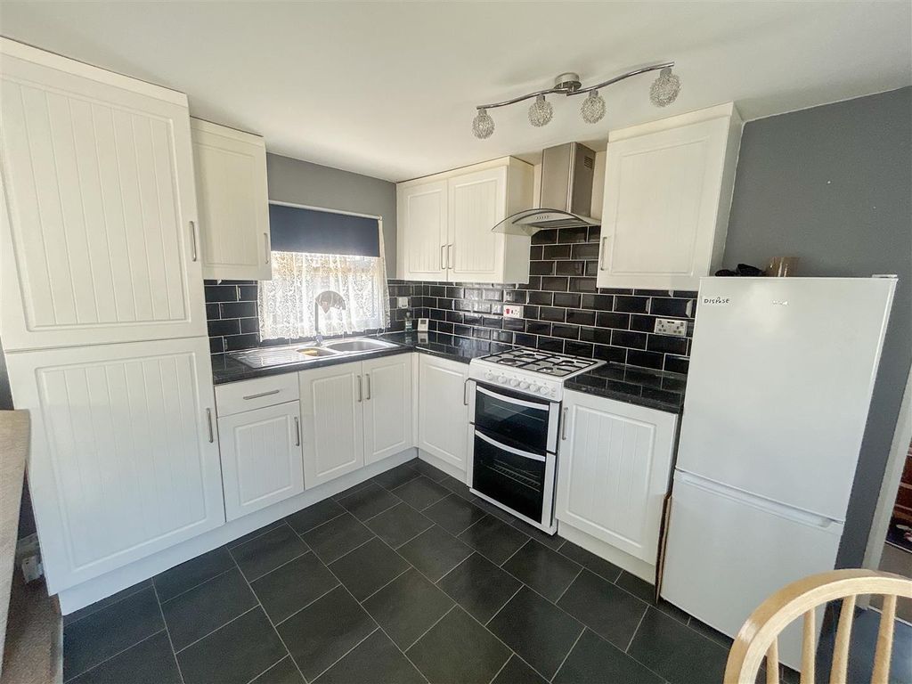 Property photo 2 of 9 Kitchen
