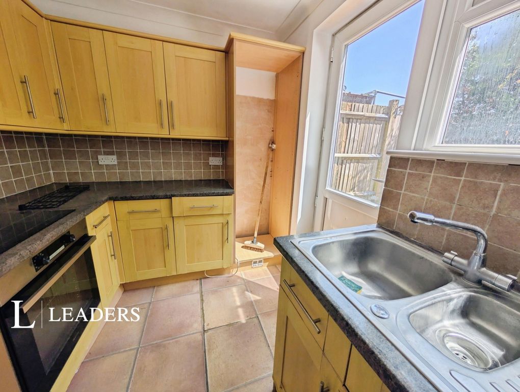 Property photo 3 of 11 Kitchen