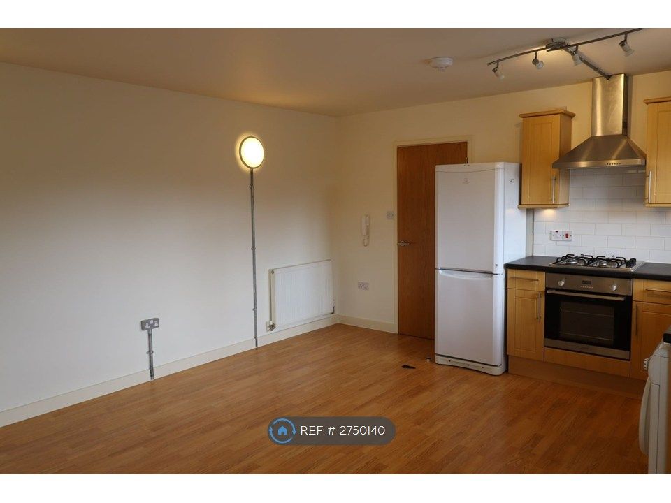 Property photo 3 of 7 Living Space