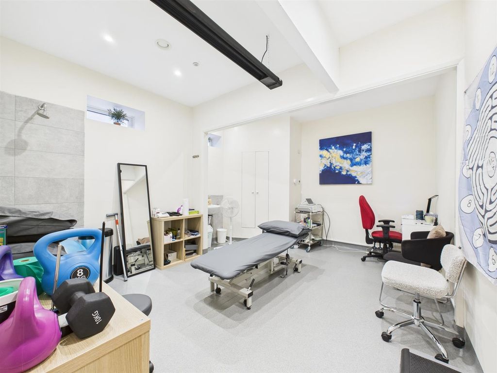 Property photo 3 of 30 Cam04237G0-Pr0231-Still004.Jpg