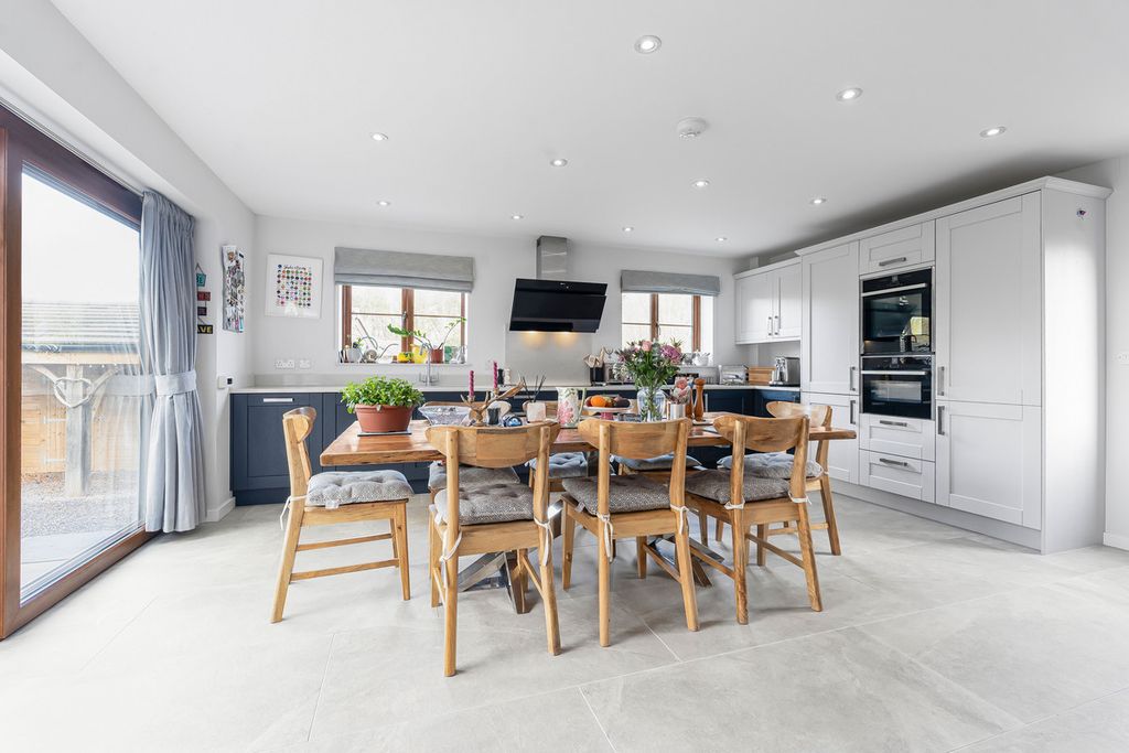 Property photo 2 of 33