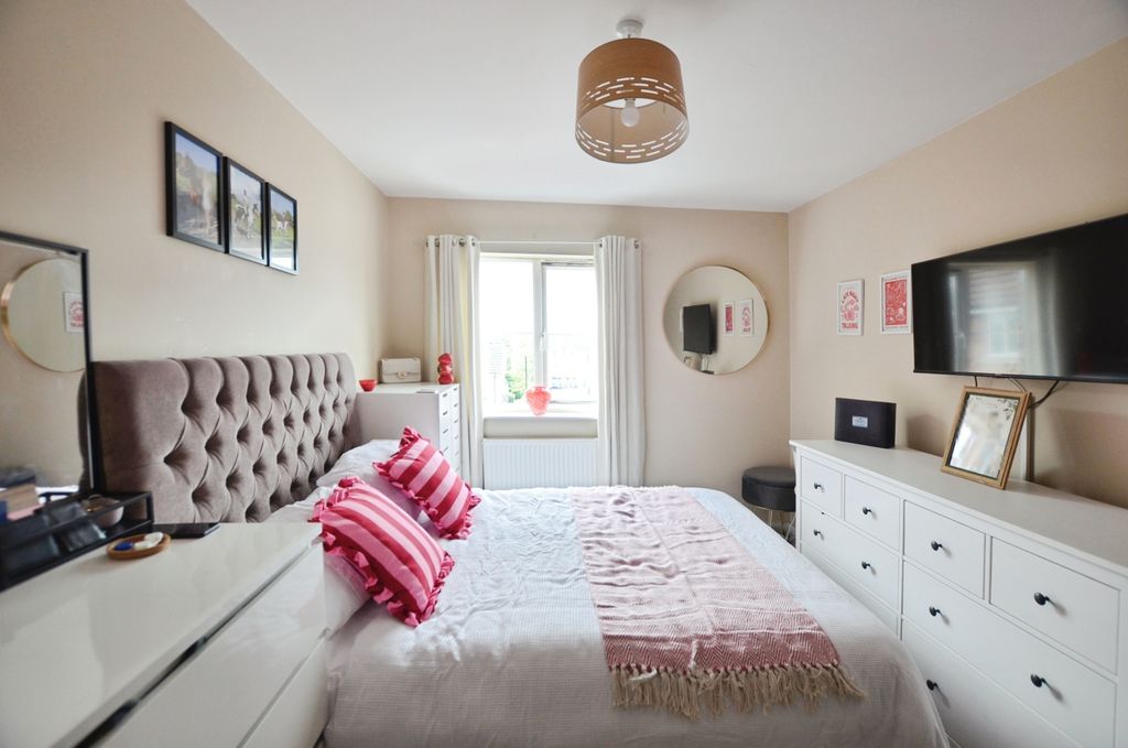 Property photo 2 of 10 Bedroom 1