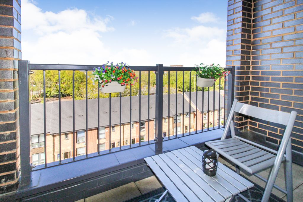 Additional image 5 of 2 bed flat for saleMoorfield Place, Farnborough GU14