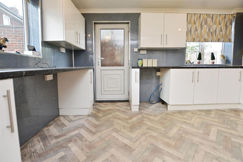 Property photo 3 of 17 Kitchen