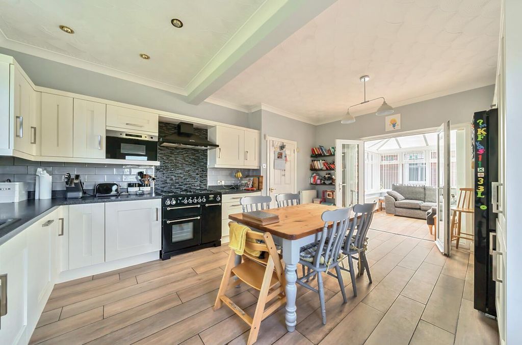 Property photo 3 of 24 7-681A00E98469F-1286516-Arw-7-1.Jpg