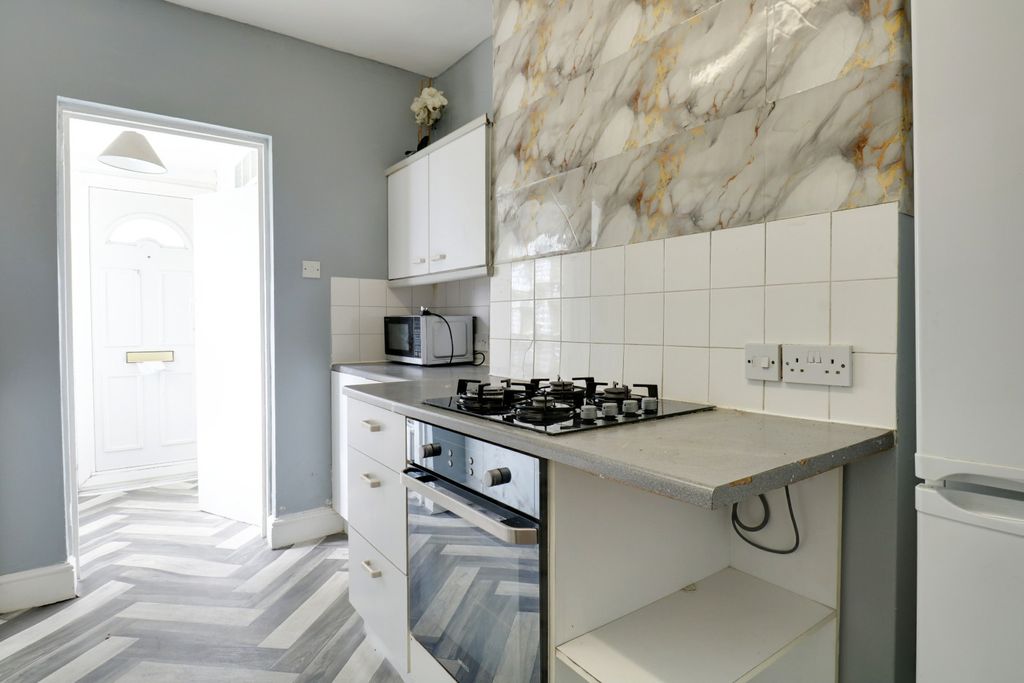 Property photo 3 of 14 4547474