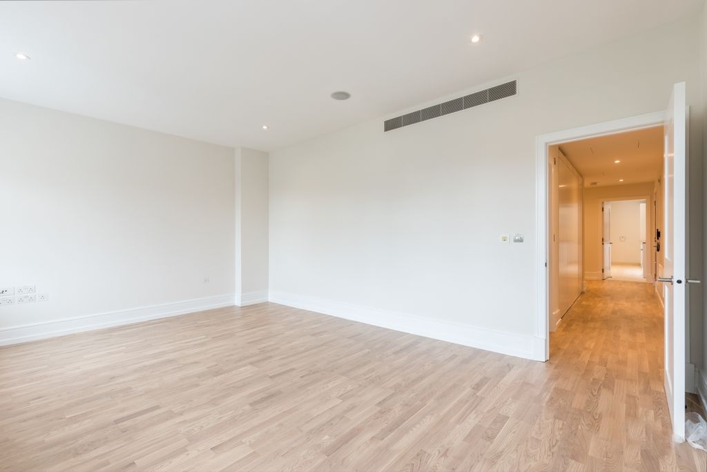 Property photo 3 of 10 Cavalry Square 33...