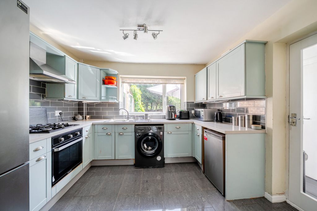 Property photo 3 of 15 1458375-9-6A10311...