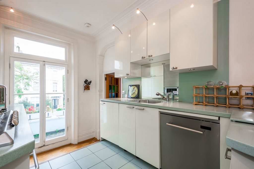 Property photo 3 of 11 Kitchen