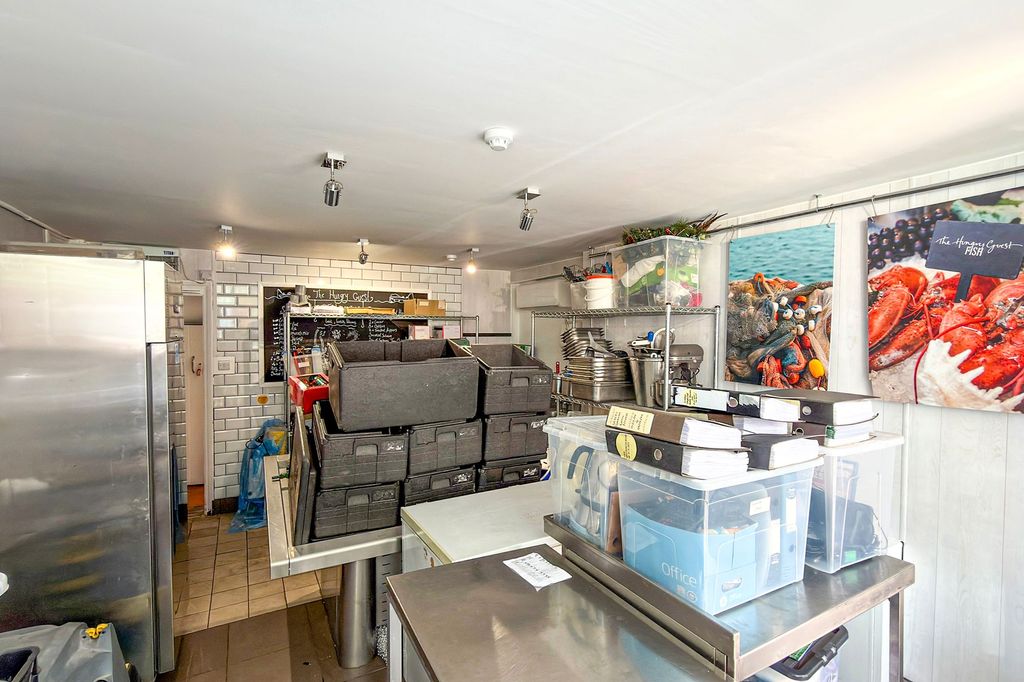 Property photo 3 of 19 Puttnam, High Street, Petworth, Gu28 0Au