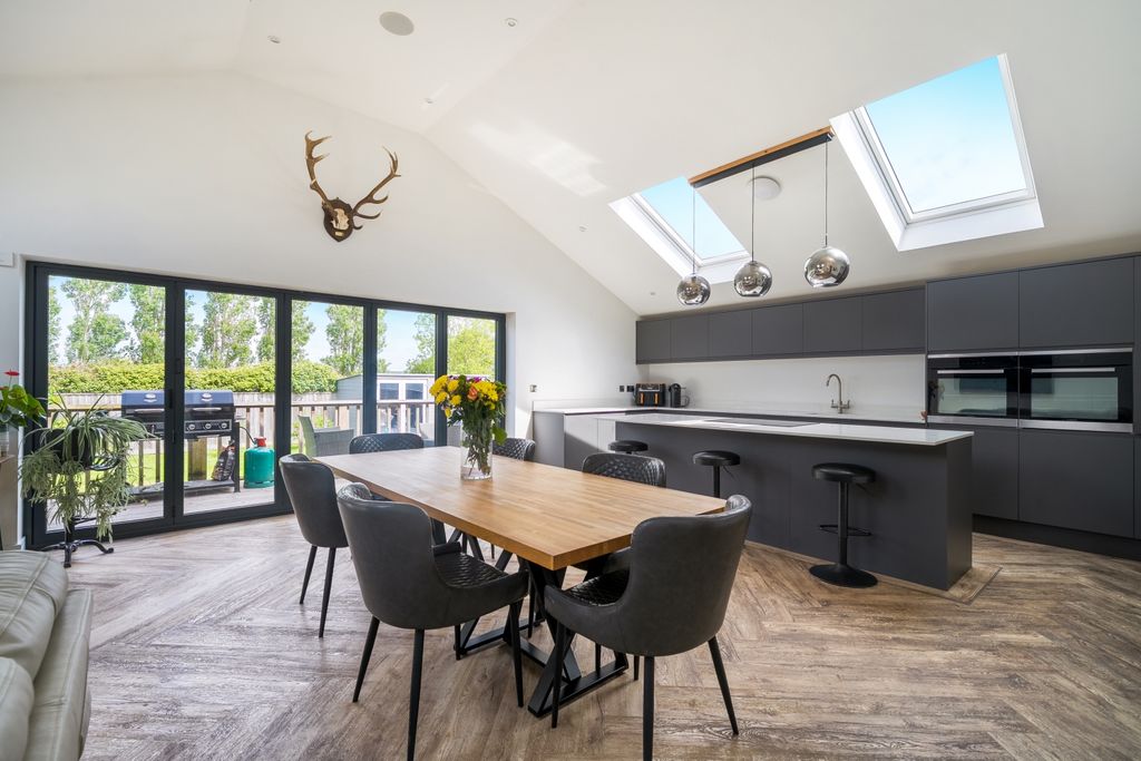 Property photo 1 of 21 1459056-11-6A01F3310F826-Arw