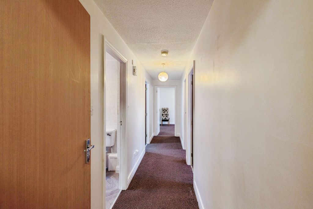 Property photo 2 of 19 Entrance Hallway