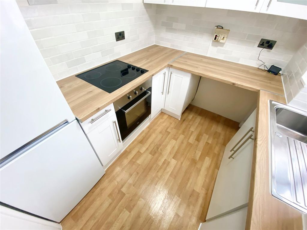 Property photo 2 of 7 Kitchen