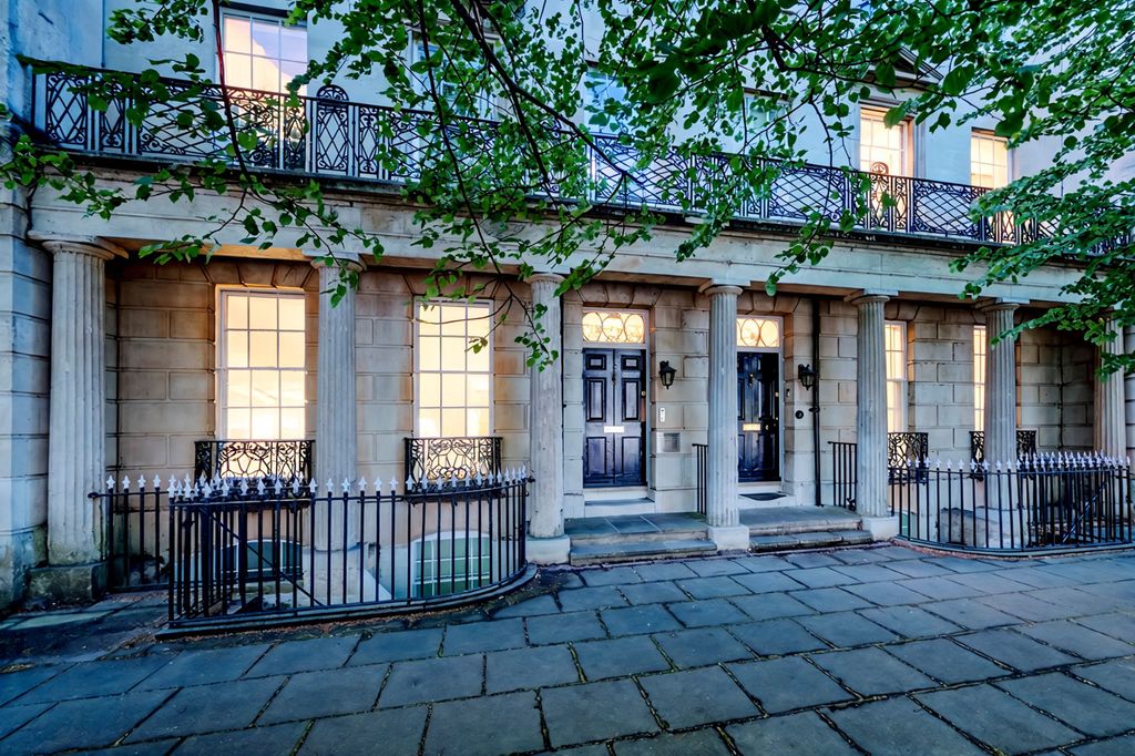 Property photo 1 of 10 London Road Front Aspect