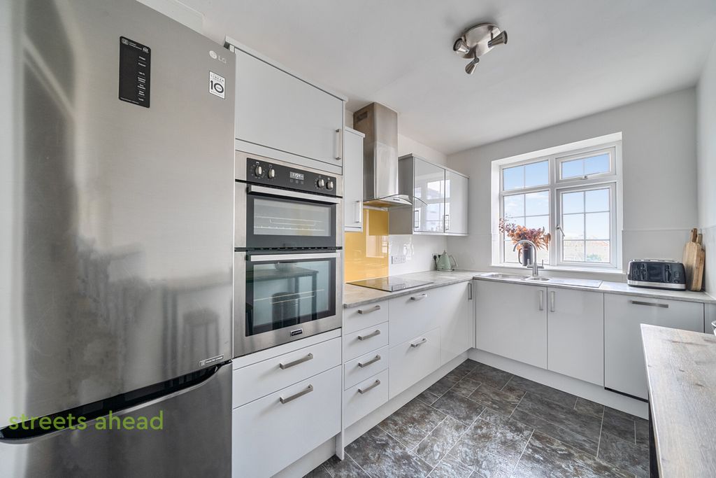 Property photo 3 of 17 77Ac157F-402E-45E...