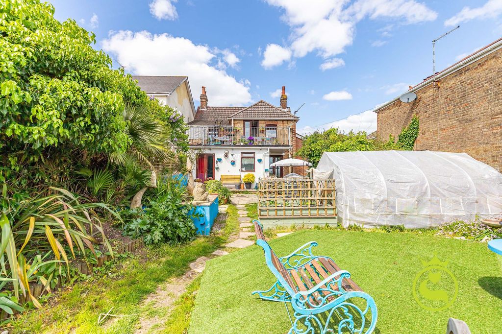 Property photo 2 of 29
