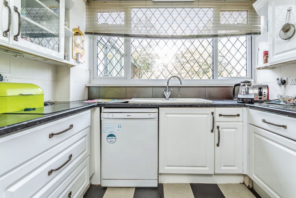 Property photo 3 of 19 Kitchen