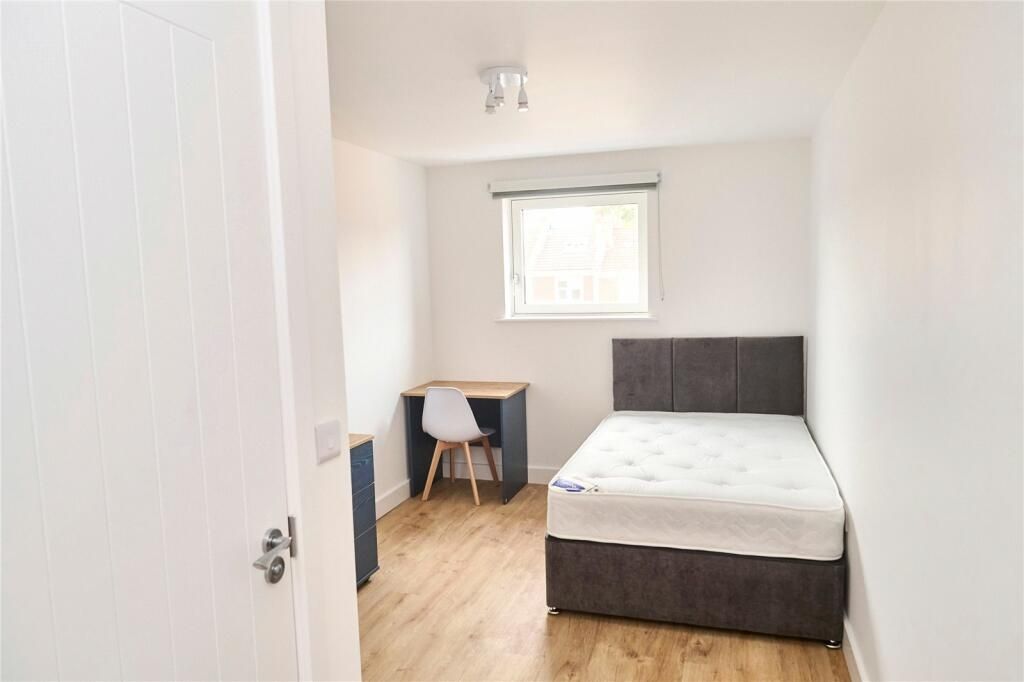 Property photo 3 of 12 A Clean And Bright Double Bedroom Featuring A Comf...