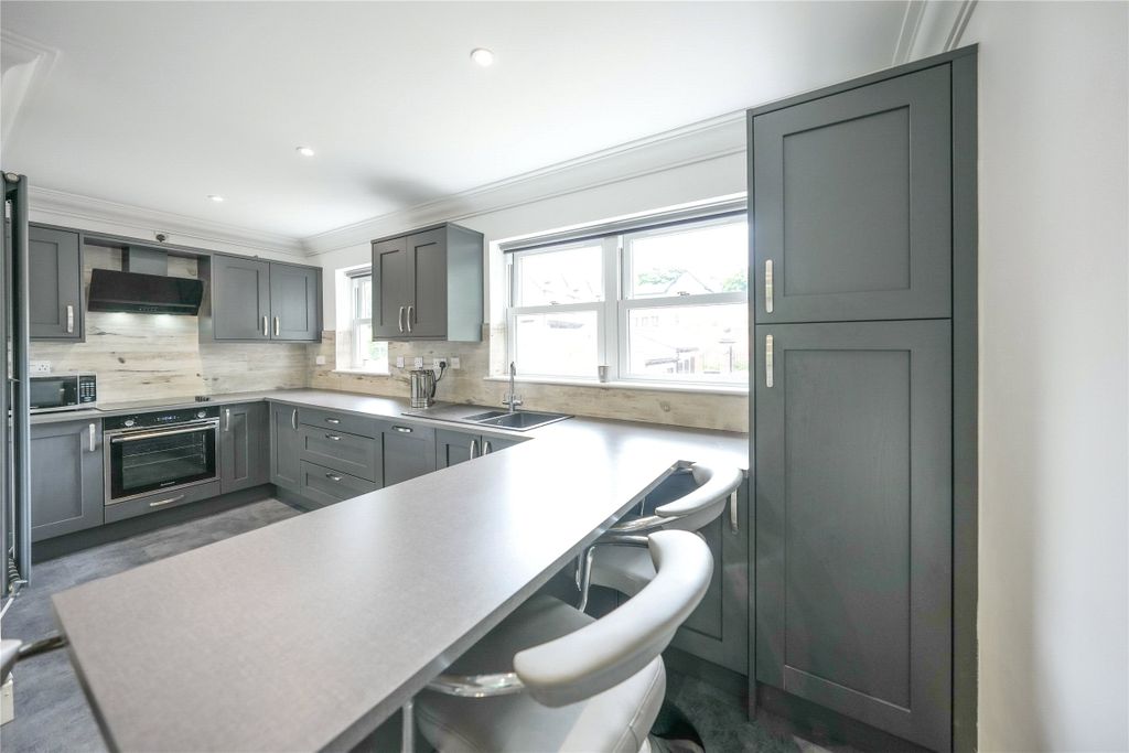 Property photo 3 of 31 Dining Kitchen