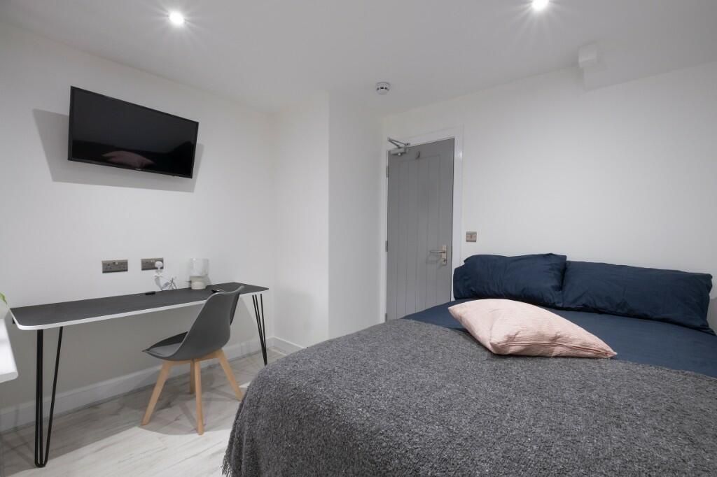 Property photo 1 of 13 A Spacious And Modern Master Bedroom Featuring A l...