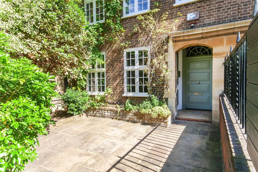 Property photo 1 of 12 Exterior / Entrance
