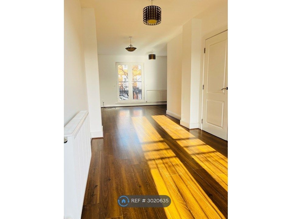 Property photo 1 of 21 Living / Dining Area