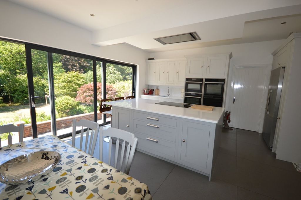 Property photo 3 of 18 Dining Kitchen