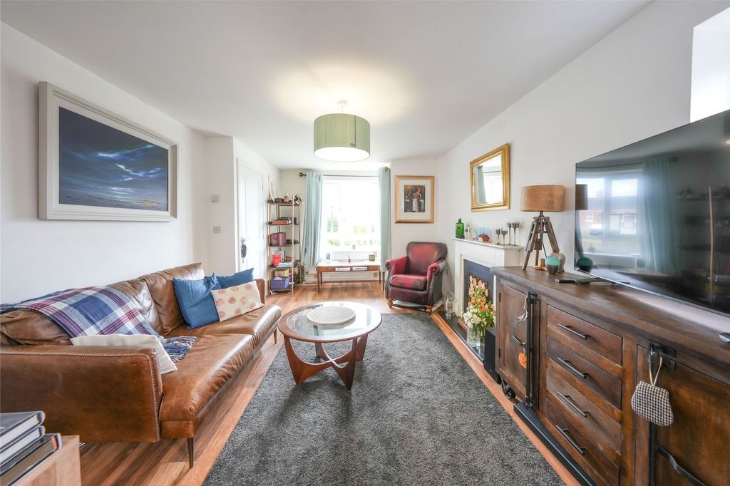 Property photo 2 of 12 Lounge