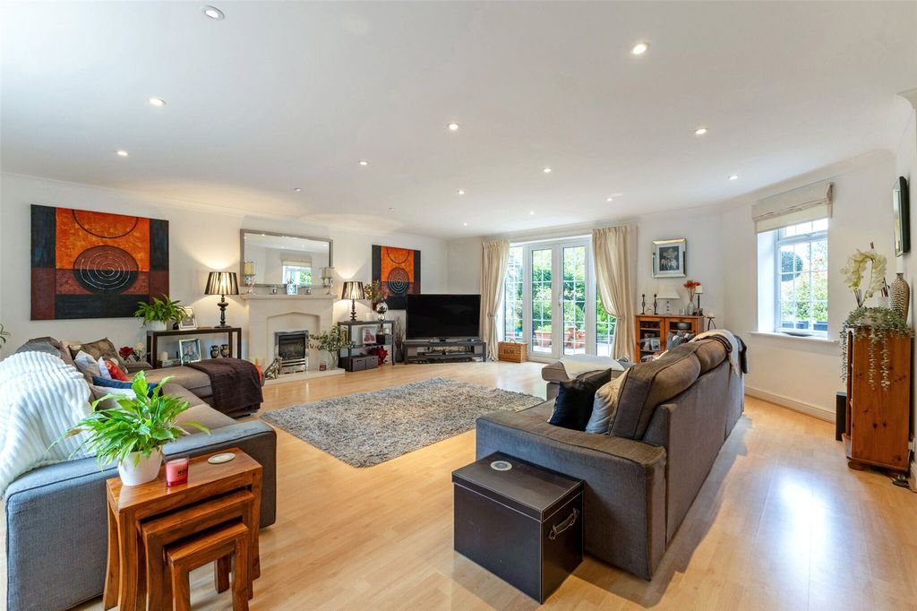 Property photo 2 of 35 Sitting Room