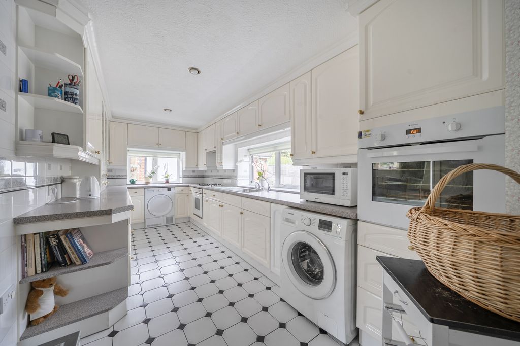 Property photo 3 of 7 Kitchen