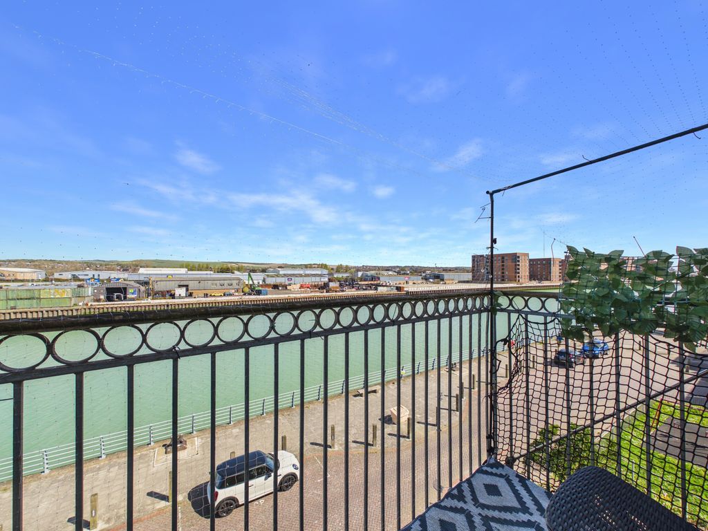 Property photo 3 of 12 Cam03519G0-Pr0505-Still004