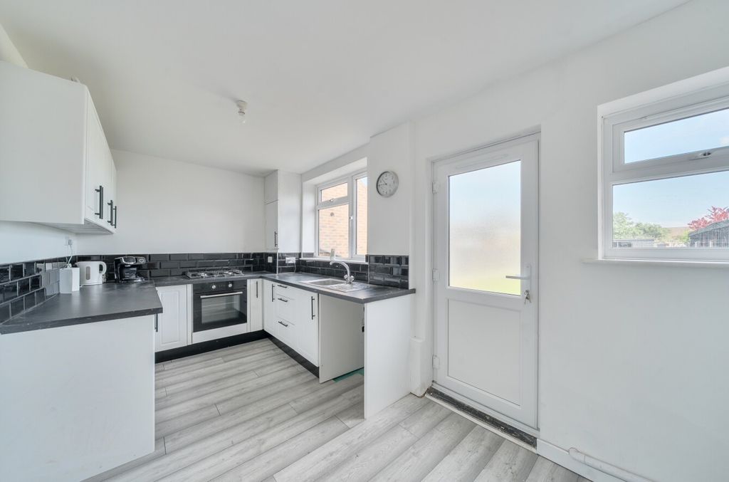 Property photo 2 of 15 4895713